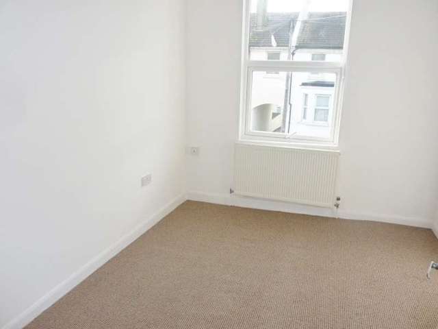  Image of 3 Bedroom Flat for sale at Eastbourne, BN21 3RR