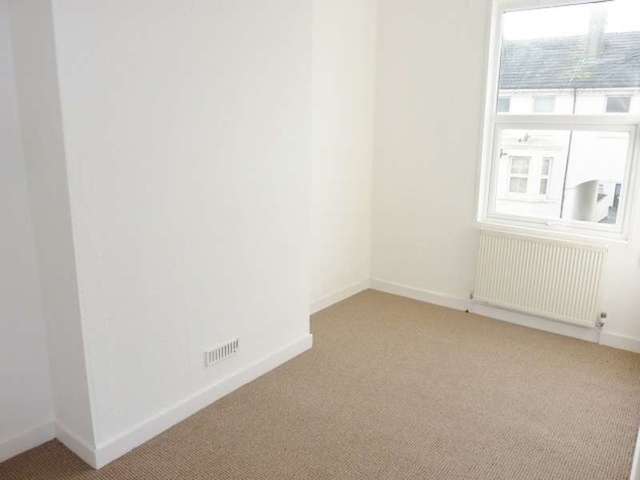  Image of 3 Bedroom Flat for sale at Eastbourne, BN21 3RR