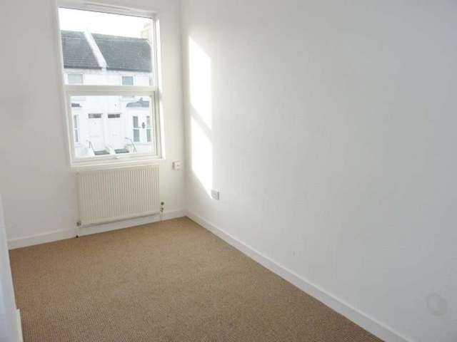  Image of 3 Bedroom Flat for sale at Eastbourne, BN21 3RR