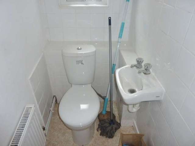  Image of 3 Bedroom Flat for sale at Eastbourne, BN21 3RR