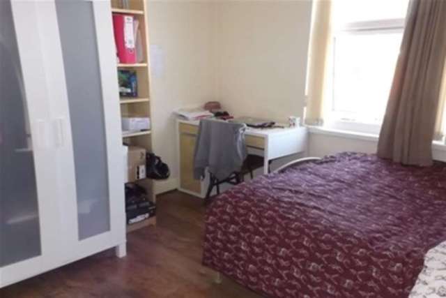  Image of 3 Bedroom Detached to rent at Nottingham, NG7 2PG