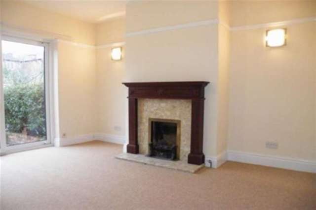  Image of 3 Bedroom Semi-Detached to rent at Nottingham, NG2 6DP