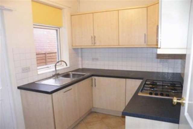  Image of 3 Bedroom Semi-Detached to rent at Nottingham, NG2 6DP