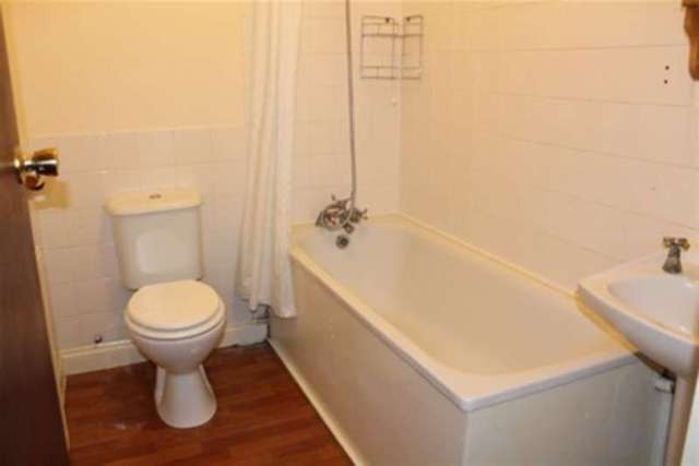  Image of 1 Bedroom Flat to rent at Hounslow, TW3 1BQ