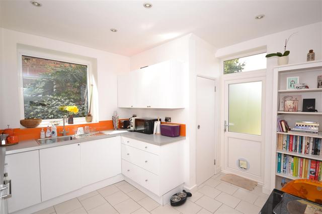  Image of 2 Bedroom Property to rent at East Finchley, N2 8AS