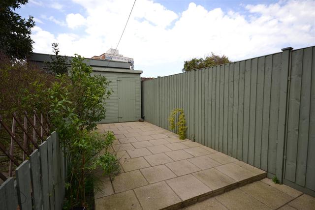  Image of 2 Bedroom Property to rent at East Finchley, N2 8AS