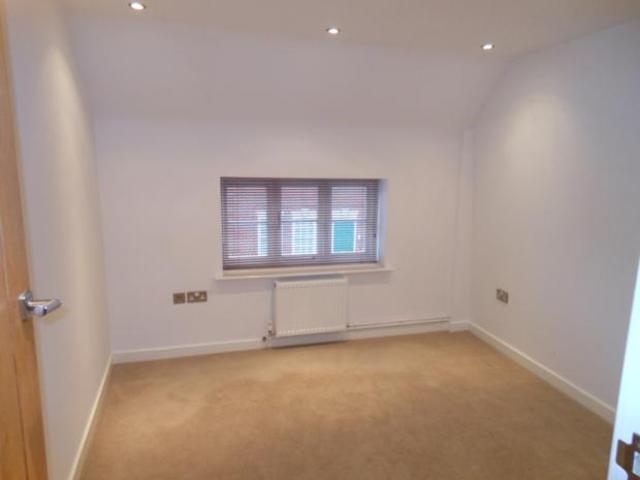  Image of 3 Bedroom Flat to rent at Bedford Beds Beds, MK40 3JB