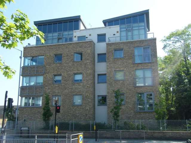  Image of 2 Bedroom Flat to rent at Surbiton Surrey, KT5 8AZ