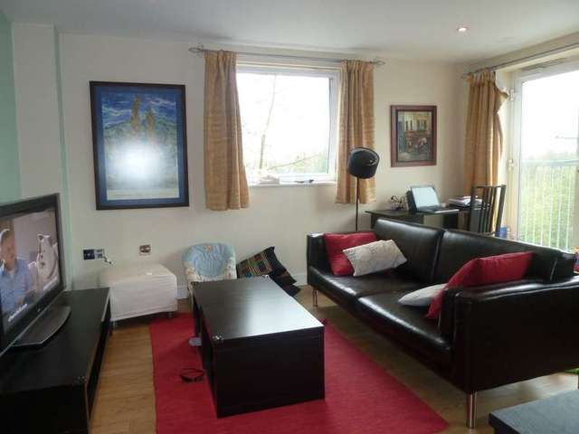  Image of 2 Bedroom Flat to rent at Surbiton Surrey, KT5 8AZ