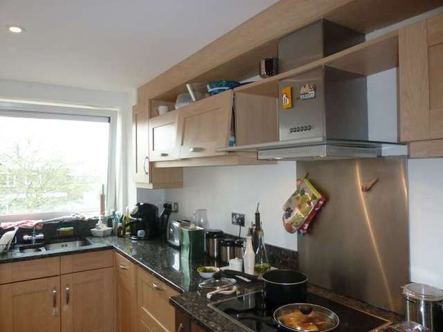  Image of 2 Bedroom Flat to rent at Surbiton Surrey, KT5 8AZ