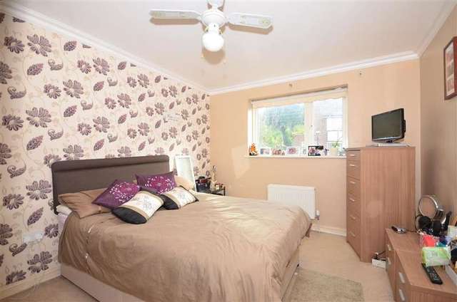  Image of 2 Bedroom Flat for sale at Walderslade Chatham Chatham, ME5 9LL