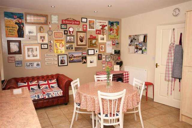  Image of 4 Bedroom Detached for sale at DEVIZES SN10 DEVIZES, SN10 3EZ