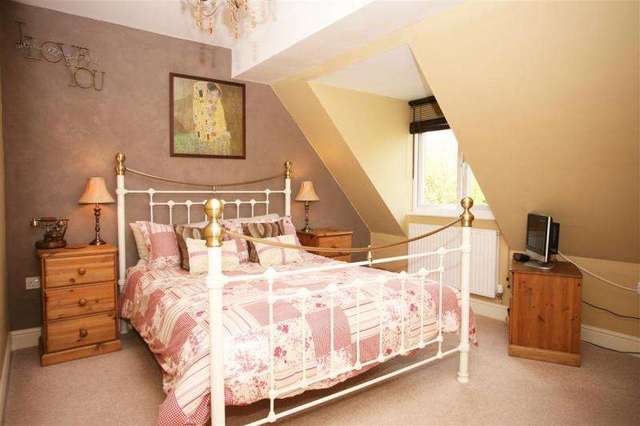  Image of 4 Bedroom Detached for sale at DEVIZES SN10 DEVIZES, SN10 3EZ