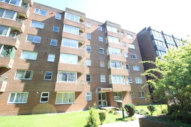  Image of 1 Bedroom Flat to rent at Dingwall Road  Croydon, CR0 2NG
