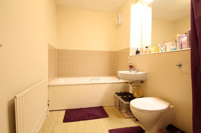  Image of 1 Bedroom Flat to rent at Dingwall Road  Croydon, CR0 2NG