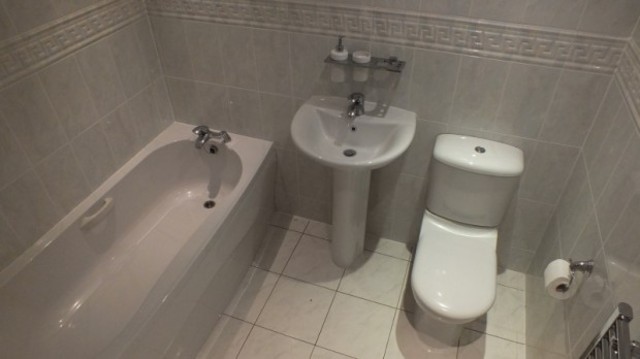  Image of 2 Bedroom Apartment to rent at Carisbrooke Road  Leeds, LS16 5RU