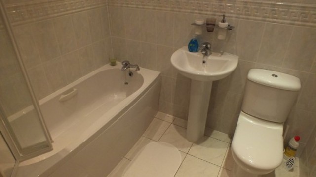  Image of 2 Bedroom Apartment to rent at Carisbrooke Road  Leeds, LS16 5RU