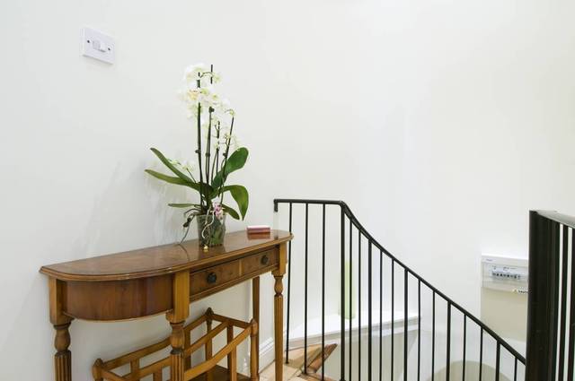  Image of 2 Bedroom Ground Flat to rent at Clanricarde Gardens  London, W2 4JW