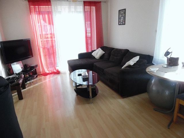  Image of 2 Bedroom Flat for sale at Cleeve Way  SUTTON, SM1 3TX
