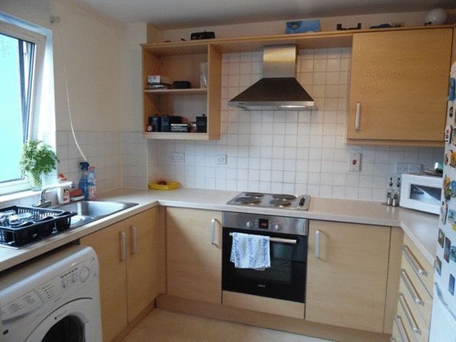  Image of 2 Bedroom Flat for sale at Cleeve Way  SUTTON, SM1 3TX