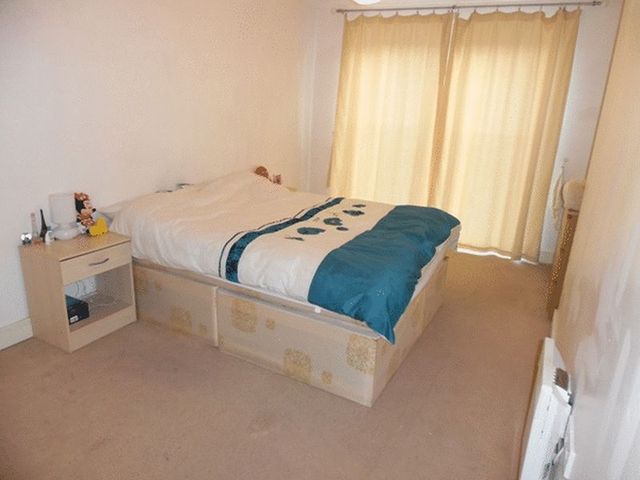  Image of 2 Bedroom Flat for sale at Cleeve Way  SUTTON, SM1 3TX