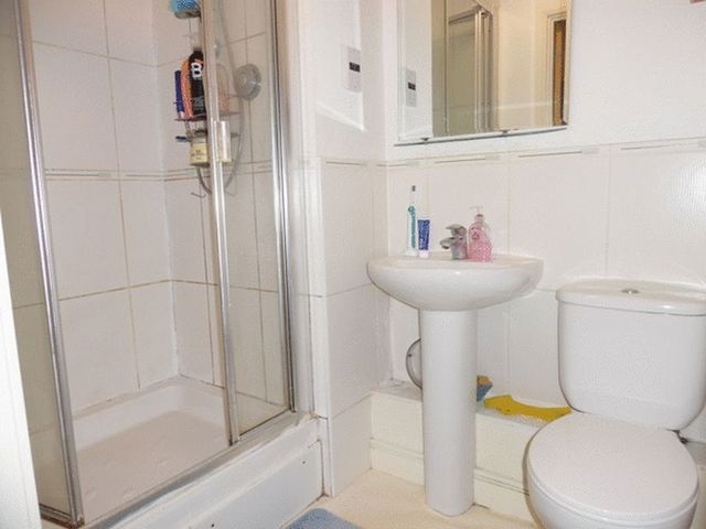  Image of 2 Bedroom Flat for sale at Cleeve Way  SUTTON, SM1 3TX