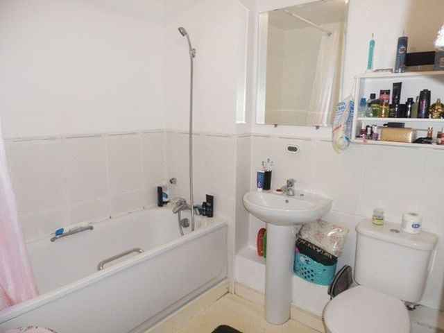  Image of 2 Bedroom Flat for sale at Cleeve Way  SUTTON, SM1 3TX
