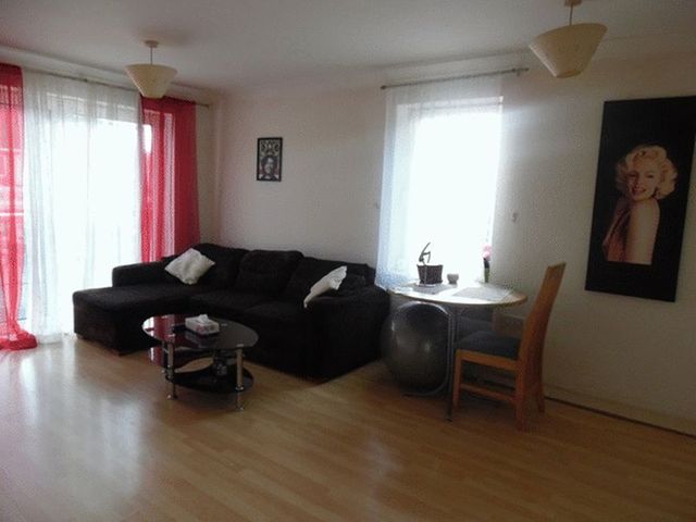  Image of 2 Bedroom Flat for sale at Cleeve Way  SUTTON, SM1 3TX