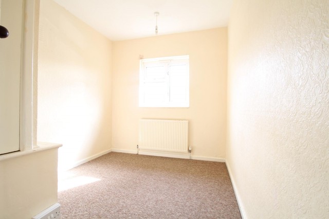  Image of 3 Bedroom Detached to rent at Croydon, CR0 7BS