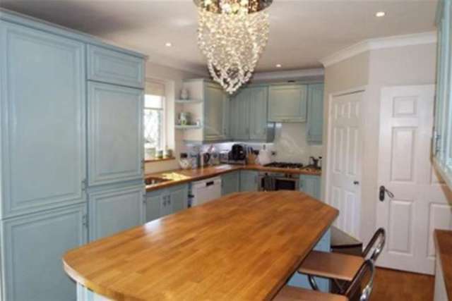  Image of 4 Bedroom Semi-Detached to rent at London, NW7 2NB