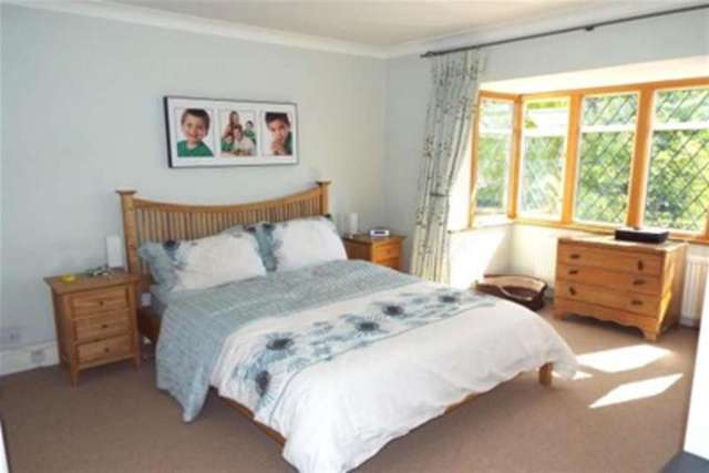  Image of 4 Bedroom Semi-Detached to rent at London, NW7 2NB