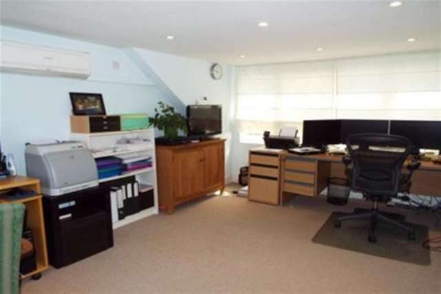  Image of 4 Bedroom Semi-Detached to rent at London, NW7 2NB