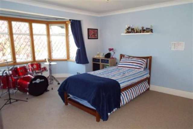  Image of 4 Bedroom Semi-Detached to rent at London, NW7 2NB