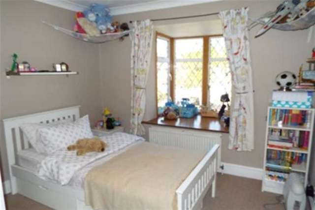  Image of 4 Bedroom Semi-Detached to rent at London, NW7 2NB