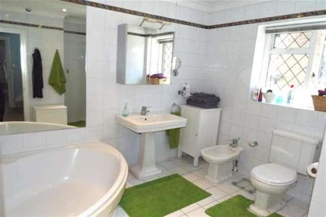  Image of 4 Bedroom Semi-Detached to rent at London, NW7 2NB