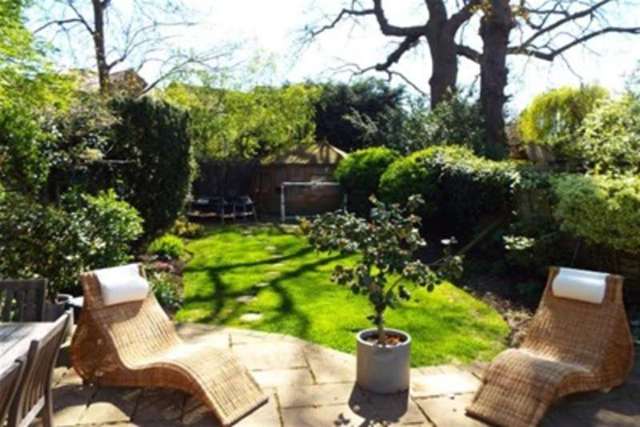  Image of 4 Bedroom Semi-Detached to rent at London, NW7 2NB