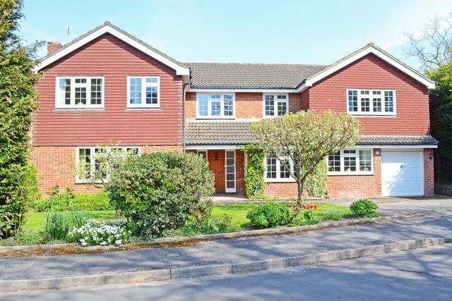  Image of 6 Bedroom Bungalow to rent at Claygate Esher Esher, KT10 0RF