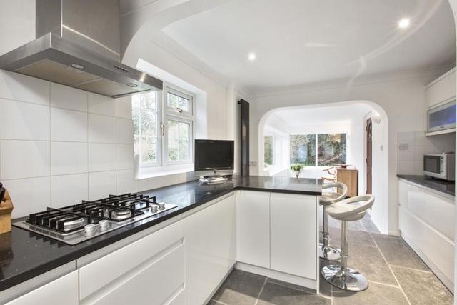  Image of 6 Bedroom Bungalow to rent at Claygate Esher Esher, KT10 0RF