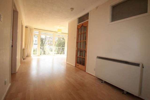  Image of 2 Bedroom Flat to rent at Devonshire Avenue  Sutton, SM2 5JJ