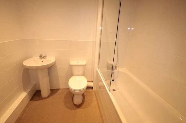  Image of 2 Bedroom Flat to rent at Devonshire Avenue  Sutton, SM2 5JJ