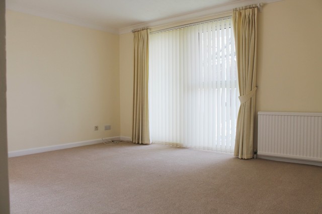  Image of 2 Bedroom Flat to rent at Worthing, BN11 5AY