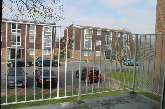  Image of 2 Bedroom Flat to rent at Worthing, BN11 5AY