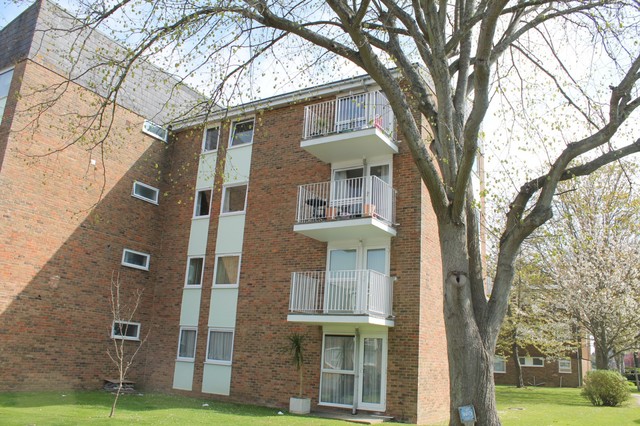  Image of 2 Bedroom Flat to rent at Worthing, BN11 5AY