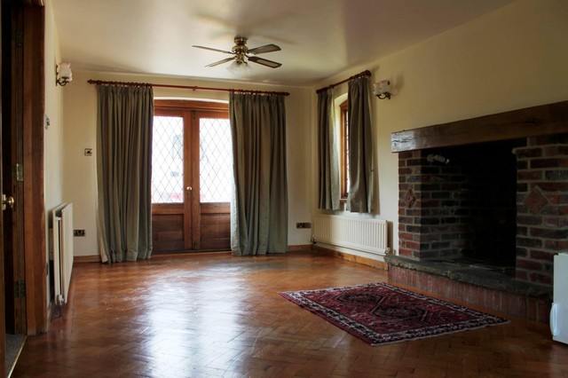  Image of 3 Bedroom Detached to rent at East Street Turners Hill Crawley, RH10 4PZ