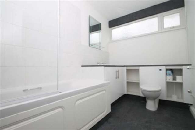  Image of 2 Bedroom Flat to rent at Bromley, BR2 9BW