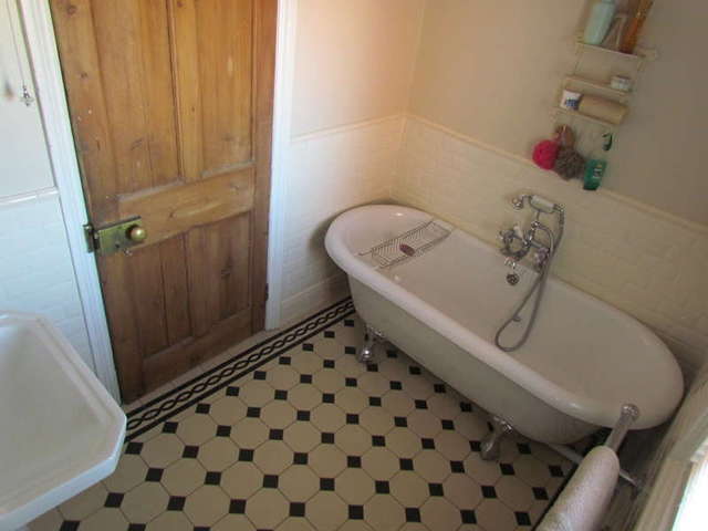  Image of 4 Bedroom Semi-Detached for sale at Worcester Worcestershire Worcester, WR5 1BT