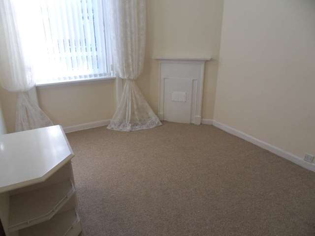  Image of 3 Bedroom Flat to rent at High Street  Johnstone, PA5 8JY