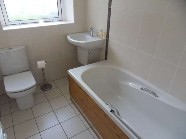  Image of 3 Bedroom Flat to rent at High Street  Johnstone, PA5 8JY