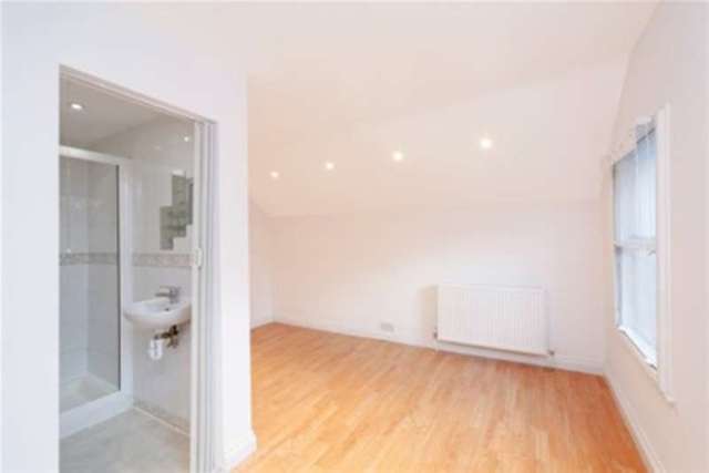  Image of 1 Bedroom Maisonette to rent at Richmond, TW9 2NQ
