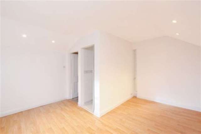  Image of 1 Bedroom Maisonette to rent at Richmond, TW9 2NQ